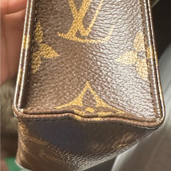 Authentic Louis Vuitton Toiletry 15 (Discontinued). - Picture 6 of 9